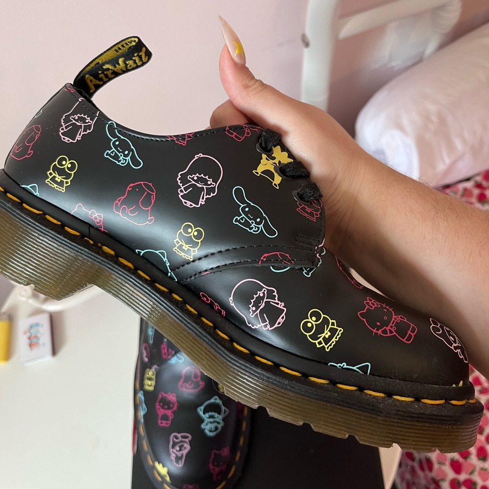DR MARTENS Hello Kitty Oxford Flats